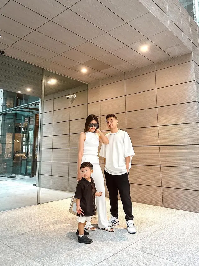 Potret Anissa Aziza Istri Raditya Dika, Ibu Dua Anak yang Langsing Bak Gadis