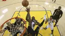 Pemain Golden State Warriors, Draymond Green berusaha memasukan bola kedalam keranjang melewati adangan pemain Cleveland Cavaliers pada final NBA di Oracle Arena, Oakland (12/6/2017).  (Ezra Shaw/Pool Photo via AP)