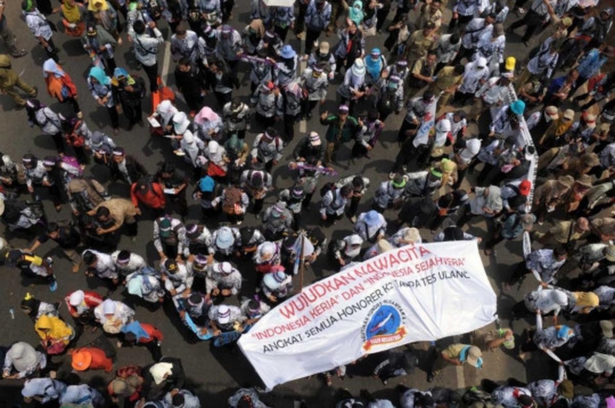 Tuntut jadi PNS, ribuan guru honorer banjiri Gedung DPR