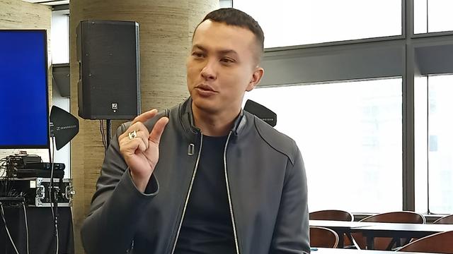 Nicholas Saputra Perdana Jadi Desainer Perhiasan, Rancang Bros Pria Berhias Batu Mulia