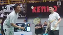Menpora Imam Nahrawi (kiri) berpasangan dengan Kevin Sanjaya pada laga eksebisi melawan Candra Wijaya/Ricky Subagja di Candra Wijaya Internasional Badminton Centre, Tangerang Banten, Selasa (19/12). (Liputan6.com/Helmi Fithriansyah)