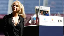 Penyanyi Kolombia, Shakira saat menghadiri acara amal di Stadion Camp Nou, Barcelona di Spanyol, Selasa (28/3). Shakira yang didaulat sebagai Duta UNICEF itu akan membangun sekolah bekerja sama dengan klub Barcelona dan Yayasan La Caixa.( PAU BARRENA/AFP)