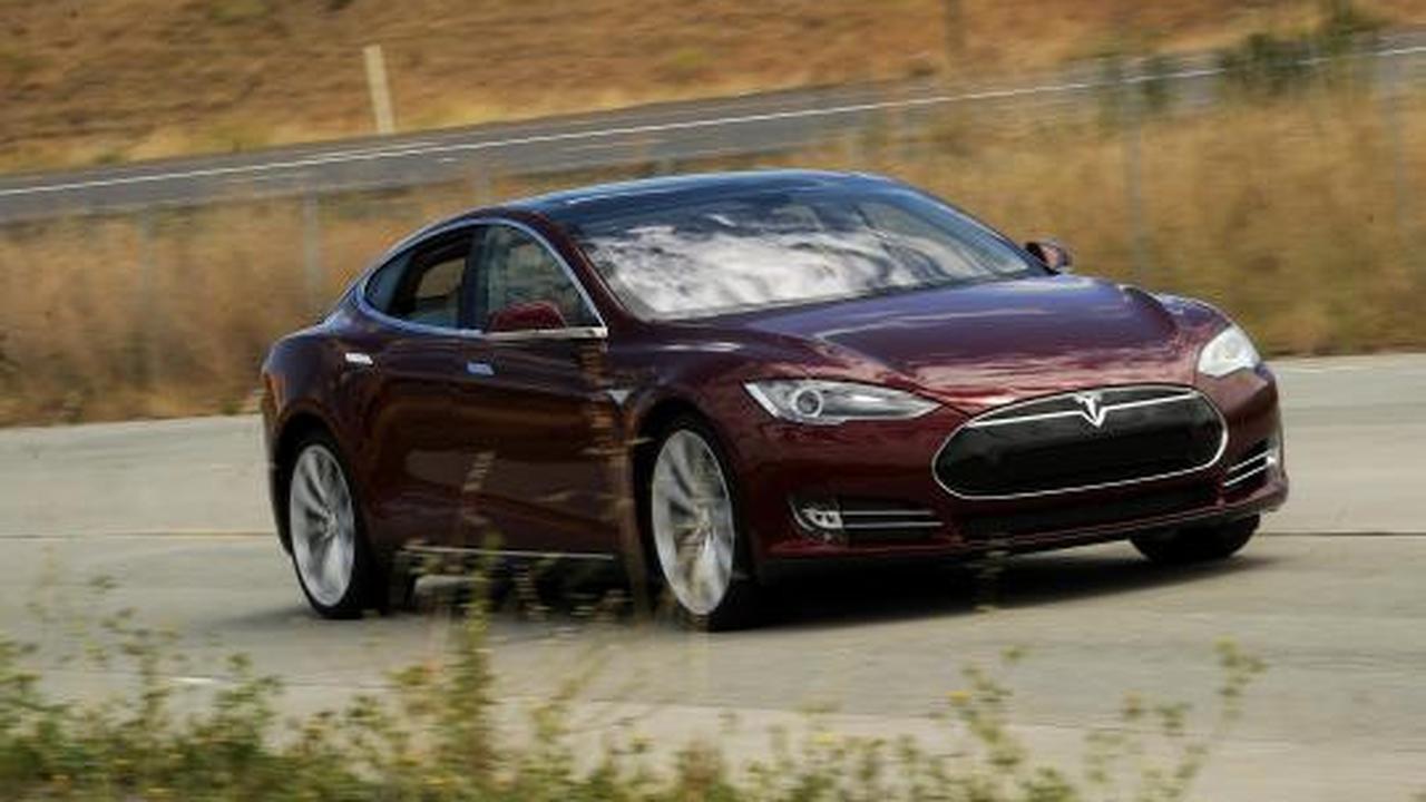 Tesla Model S, sedan sport tenaga listrik resmi dipasarkan.