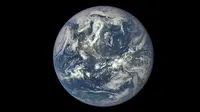 Foto Bumi diambil pada 6 Juli 2015 menggunakan Earth Polychromatic Imaging Camera (EPIC) berukuran 4 MP yang dilengkapi teleskop. (Sumber NASA)