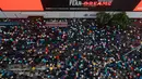 Pengunjuk rasa membawa payung saat menuju Victoria Park, Hong Kong, Minggu (18/8/2019). Puluhan ribu massa pro-demokrasi membawa payung saat hujan mengguyur Victoria Park dan sekitarnya. (AP Photo/Vincent Yu)