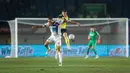 <p>Brayan Perea (kiri) berduel dengan pemain&nbsp;Oxford United pada final Piala Presiden 2025&nbsp;di Stadion Si Jalak Harupat, Kabupaten Bandung, pada Minggu (13/7/2025) malam WIB. (Bola.com/Bagaskara Lazuardi)</p>