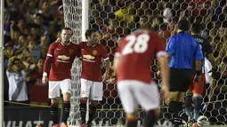 Pemain depan Manchester United, Wayne Rooney (kiri), merayakan golnya bersama Juan Mata (tengah), saat berlaga melawan LA Galaxy di Rose Bowl, Kalifornia, (23/7/2014). (REUTERS/Kelvin Kuo-USA TODAY Sports)