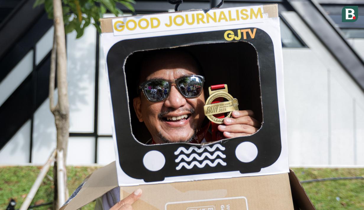 <p>Seorang peserta berkostum televisi berpose dengan medalinya setelah menyelesaikan ajang Run for Journalism 2025 yang berlangsung di Unika Atma Jaya, Jakarta, Minggu (16/11/2025). (Bola.com/Bagaskara Lazuardi)</p>