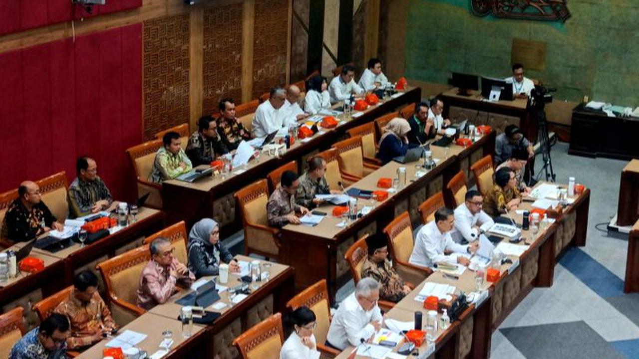 Didesak Naikkan Gaji Dosen, Mendiktisaintek Minta Bantuan Komisi X DPR Perjuangkan Anggaran