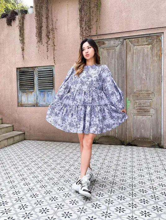 <p>Floral dress ditambah sneakers untuk gaya santai.</p>