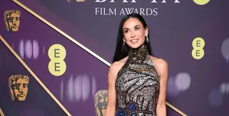 Demi Moore tampil memukau dengan gaun sequin berpotongan halter dari Alexander McQueen. Gaun penuh detail ini dihiasi kristal berkilauan yang membentuk pola menawan, menambah kesan glamor dan elegan. [@bafta].
