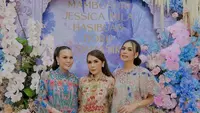 Sedangkan Natalia Hasibuan mengenakan long dress dengan detail puffy dan bordiran bunga warna pink. Sementara Natalia Hasibuan memilih dress nuansa nude dengan aksen bordiran bunga warna merah.