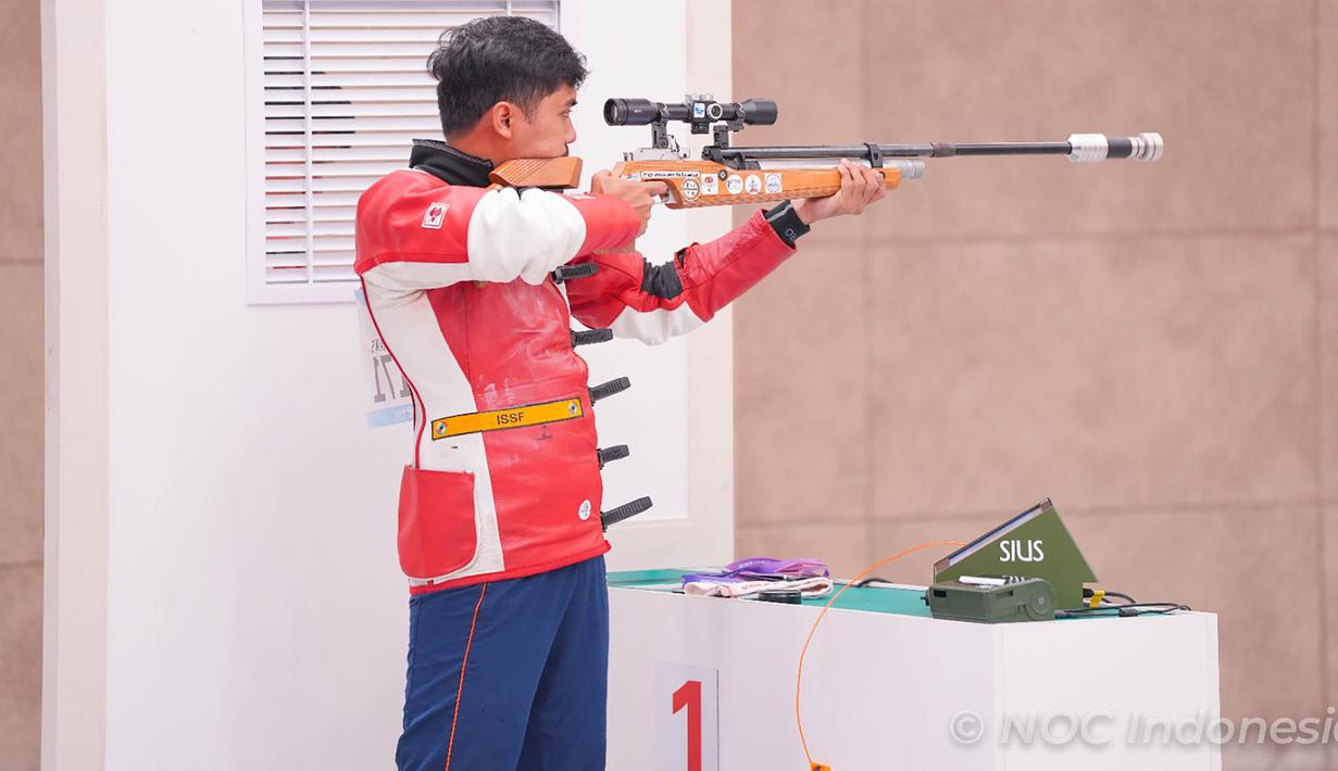 Petembak Indonesia, Muhammad Sejahtera Dwi Putra saat berlomba di nomor perorangan 10 meter running target putra cabang menembak Asian Games Hangzhou 2022 di Fuyang Yinhu Sports Centre, Hangzhou, China, Senin (25/9/2023). (NOC Indonesia)