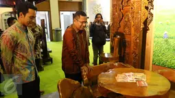 Menteri Perindustrian Saleh Husin (kedua kiri) saat mengunjungi Pameran Furniture Perfect Home, Jakarta, Rabu (18/11/2015). Saleh berharap dengan adanya pameran akan mendekatkan produsen dengan pasar (Liputan6.com/Ferry Pradolo)
