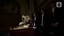 Humas Gereja Katedral Susyana Suwadie menyebutkan Misa Malam Natal dibagi tiga sesi, pukul 16.30 WIB (online dan offline), pukul 19.00 WIB (online dan offline), dan pukul 21.30 WIB. (Liputan6.com/Herman Zakharia)