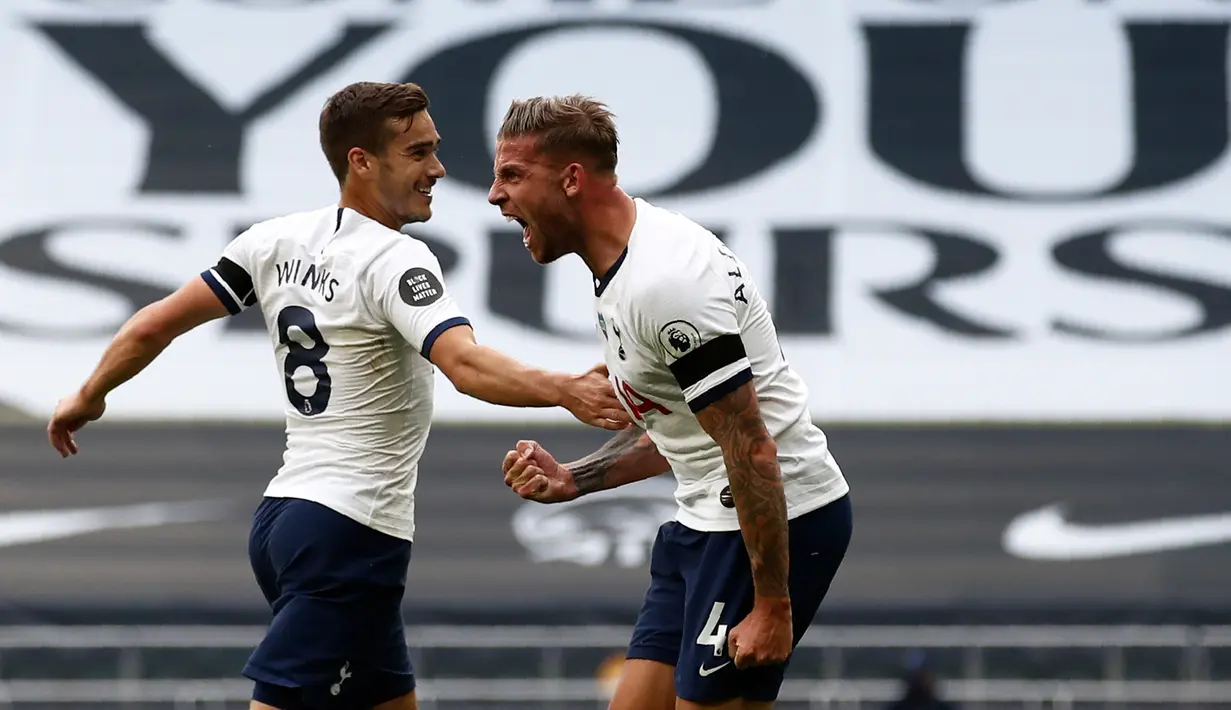 Bek Tottenham Hotspur, Toby Alderweireld (kanan) berselebrasi usai mencetak gol ke gawang Arsenal pada pertandingan lanjutan Liga Inggris di Stadion Tottenham Hotspur di London, Inggris, Minggu (12/7/2020). Tottenham menang tipis atas Arsenal 2-1. (Tim Goode/Pool via AP)