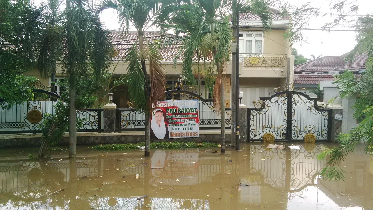 Tanggul Jebol Dekat Rumah Wanita Emas, Kemang Masih Banjir