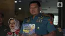 Panglima TNI Laksamana Yudo Margono memperlihatkan buku tentang Perang Rusia Vs Ukraina pada acara launching buku di Perpustakaan Nasional, Jakarta, Selasa (25/7/2023). (merdeka.com/imam buhori)