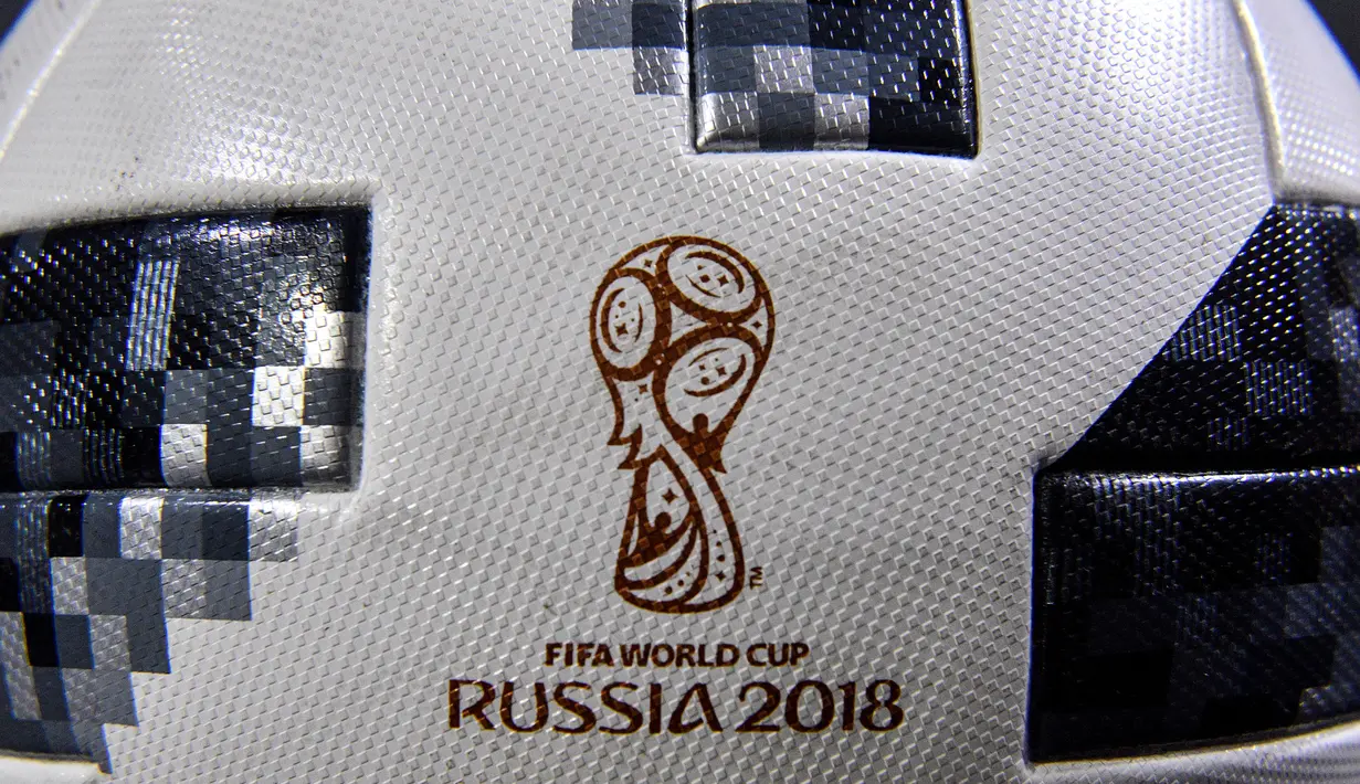 Detail Telstar 18, bola resmi Piala Dunia 2018 Rusia, yang diluncurkan pada acara di Moskow, Kamis (9/11). Telstar 18 diberi semacam chip NFC (Near Field Communication) sehingga penonton juga bisa merasakan sensasinya lewat smartphone (Mladen ANTONOV/AFP)