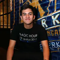 Dalam film Magic Hour, Rizky Nazar tidak hanya menunjukkan kemampuan beraktingnya namun ia juga menunjukkan kemampuannya dalam bernyanyi. (Deki Prayoga/Bintang.com)