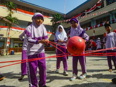 Sejumlah siswa mengikuti lomba membawa bola dengan menggunakan tali saat memeriahkan HUT ke-79 RI di SDI Al Hidayah, Cinere, Depok, Kamis (154/8/2024). (merdeka.com/Arie Basuki)