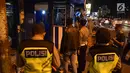 Polisi berjaga di pos polisi yang sedang diperbaiki usai dibakar massa saat peringatan Hari Buruh di Yogyakarta, Selasa (1/5) malam. Pos polisi ini terletak di pertigaan UIN Sunan Kalijaga Yogyakarta. (Liputan6.com/Gholib)