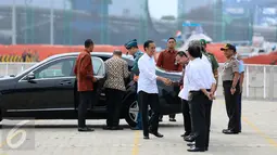 Presiden Joko Widodo saat tiba di Pelabuhan IPC, Jakarta, Selasa (8/12/2015). Rencananya Jokowi akan meresmikan beroperasinya Marine Vessel Power Plant. (Liputan6.com/Faizal Fanani)