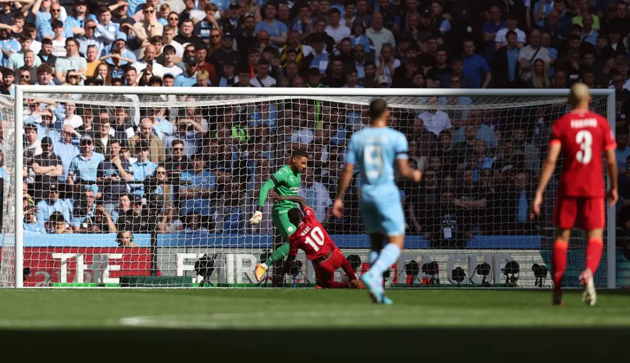 Pemain Liverpool Sadio Mane mencetak gol ke gawang Manchester City pada pertandingan sepak bola semifinal Piala FA di Stadion Wembley, London, Inggris, 16 April 2022. Liverpool menang 3-2. (Adrian DENNIS/AFP)