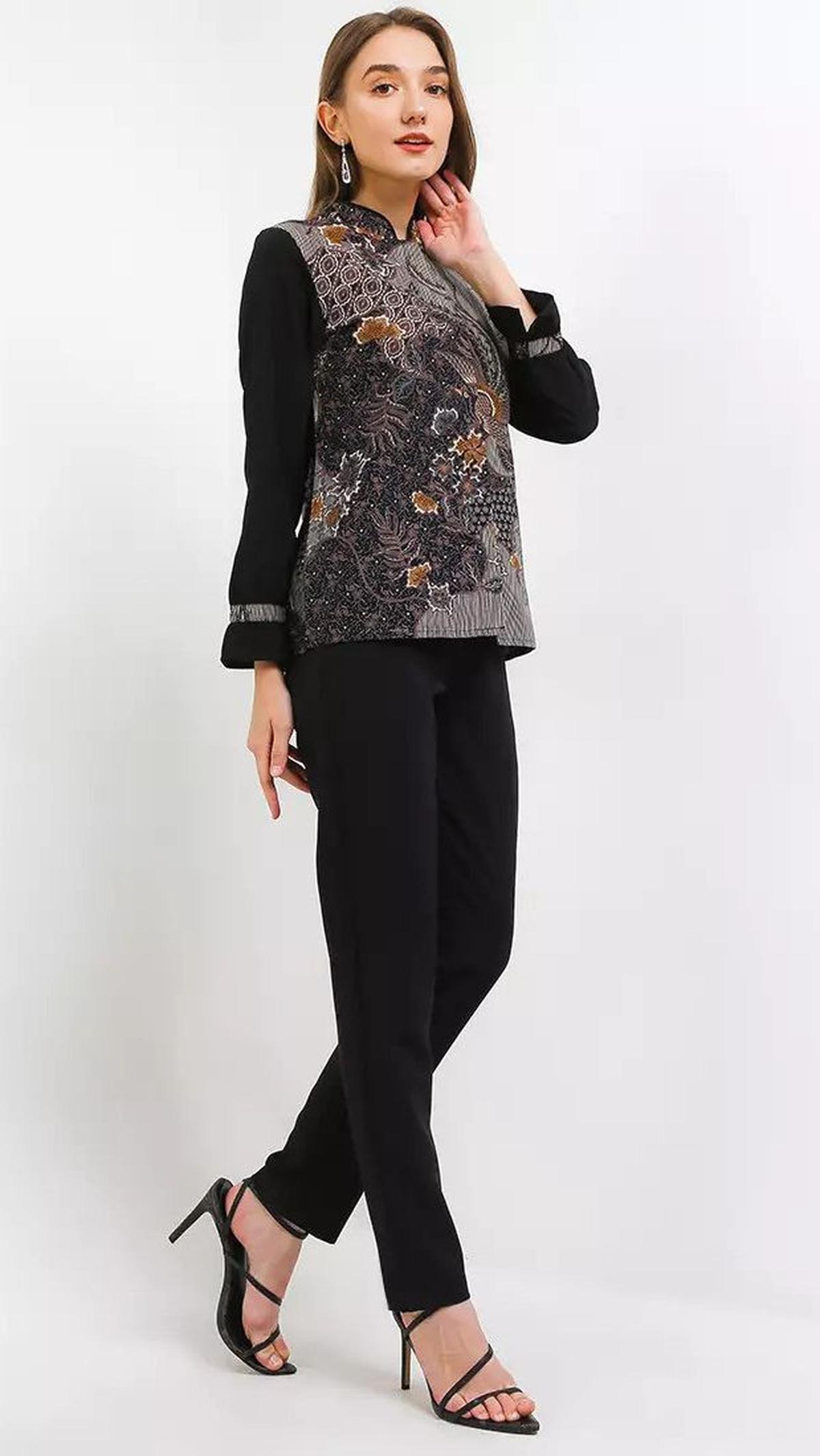 3. Pilih Atasan Batik Berwarna Netral yang Bisa Dipadukan dengan Bawahan Hitam untuk Acara Formal<br>