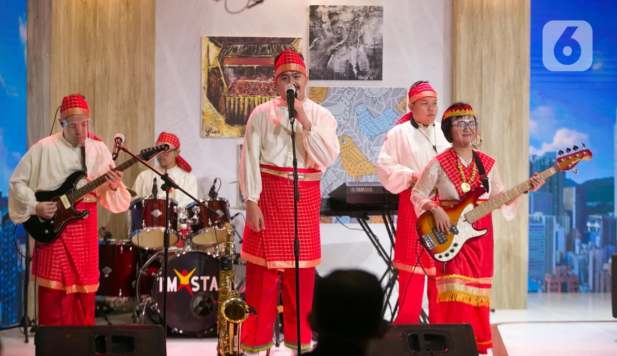 Penyandang disabilitas menampilkan pertunjukan musik pada pembukaan Hari Disabilitas Internasional di Gedung Kemensos, Jakarta, Kamis (3/12/2020). Acara bertema Membangun Kembali Kehidupan yang Lebih Baik, Lebih Inklusif, Lebih Berkelanjutan di Masa Pandemi Covid-19. (Liputan6.com/Faizal Fanani)