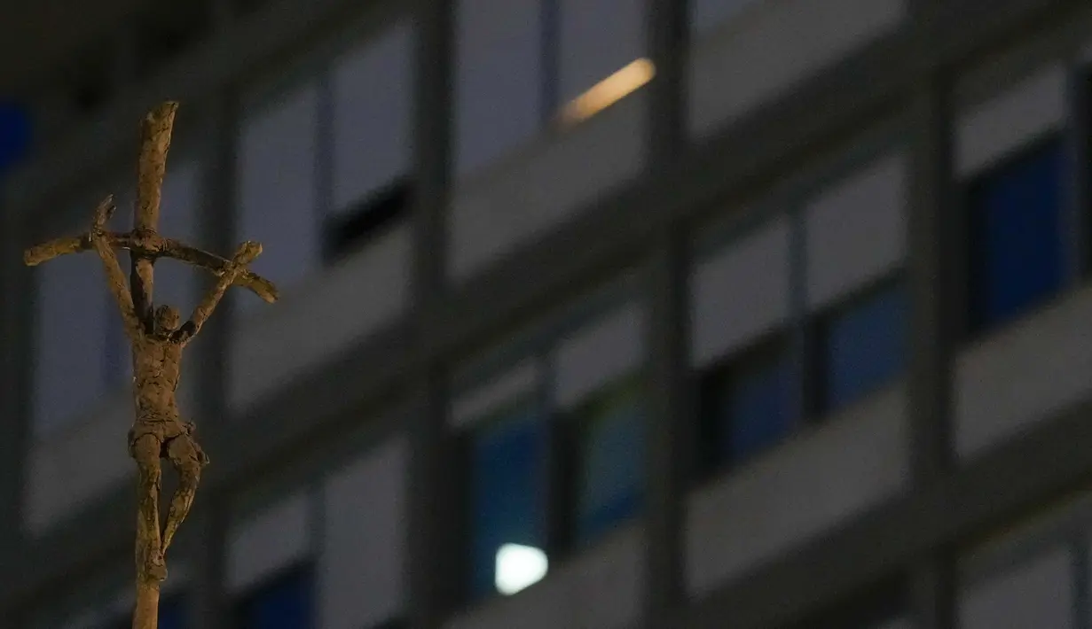 Dia mengatakan pada hari Rabu bahwa Fransiskus mengalami kesulitan bernapas dalam beberapa hari terakhir dan pergi ke rumah sakit Gemelli untuk menjalani tes. (AP Photo/Andrew Medichini)
