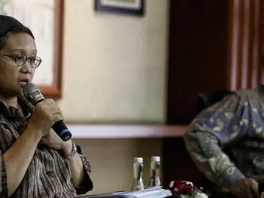 Menteri Luar Negeri Indonesia Retno Marsudi (kiri) menjelaskan saat diskusi di Gedung Kementerian Luar Negeri, Jakarta, Jumat. (4/2/2016). Dalam diskusi dengan wartawan tersebut, memberikan info update terkini terkait OKI. (Liputan6.com/Faizal Fanani)