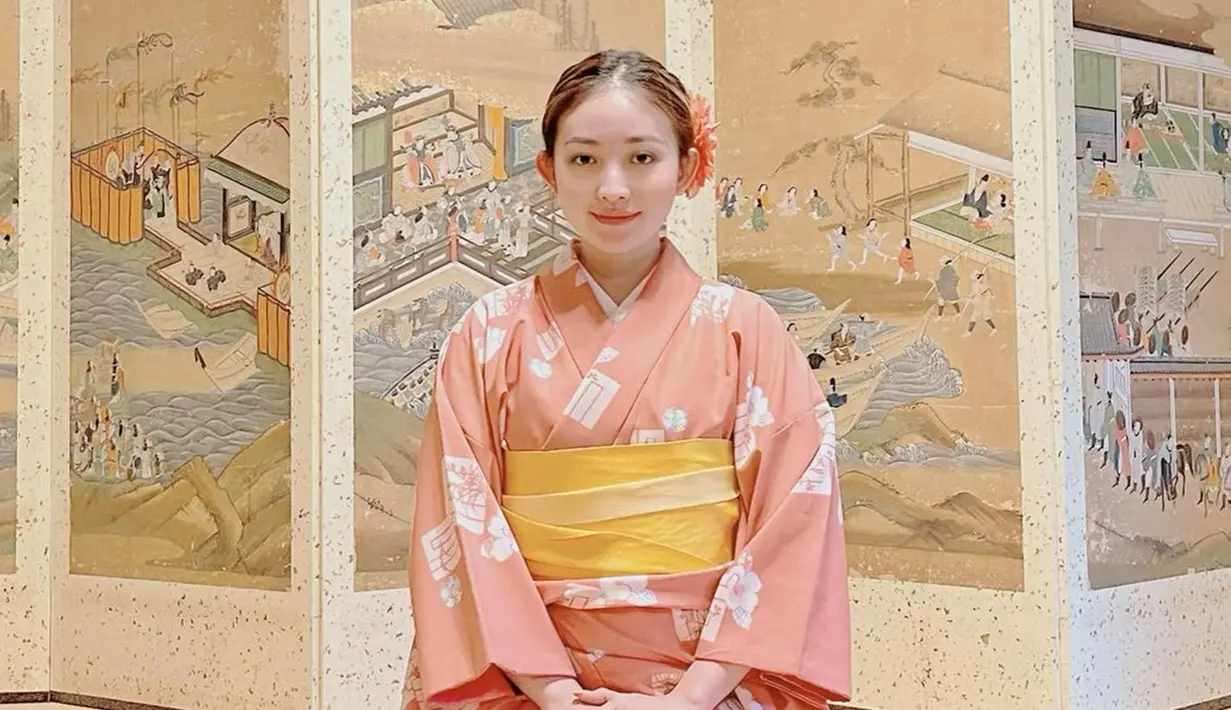 Natasha Wilona sering dipuji mirip orang Korea hingga orang Jepang, apalagi ketika pakai kimono saat liburan ke Jepang pada Desember 2022 lalu. Berfoto dengan pose duduk layaknya orang Jepang, artis kelahiran 1999 ini disebut bak wanita lokal Jepang. Rambut yang disanggul dengan tambahan aksesori bunga warna senada dengan bajunya, Wilona makin cantik. (Liputan6.com/IG/@natashawilona12)