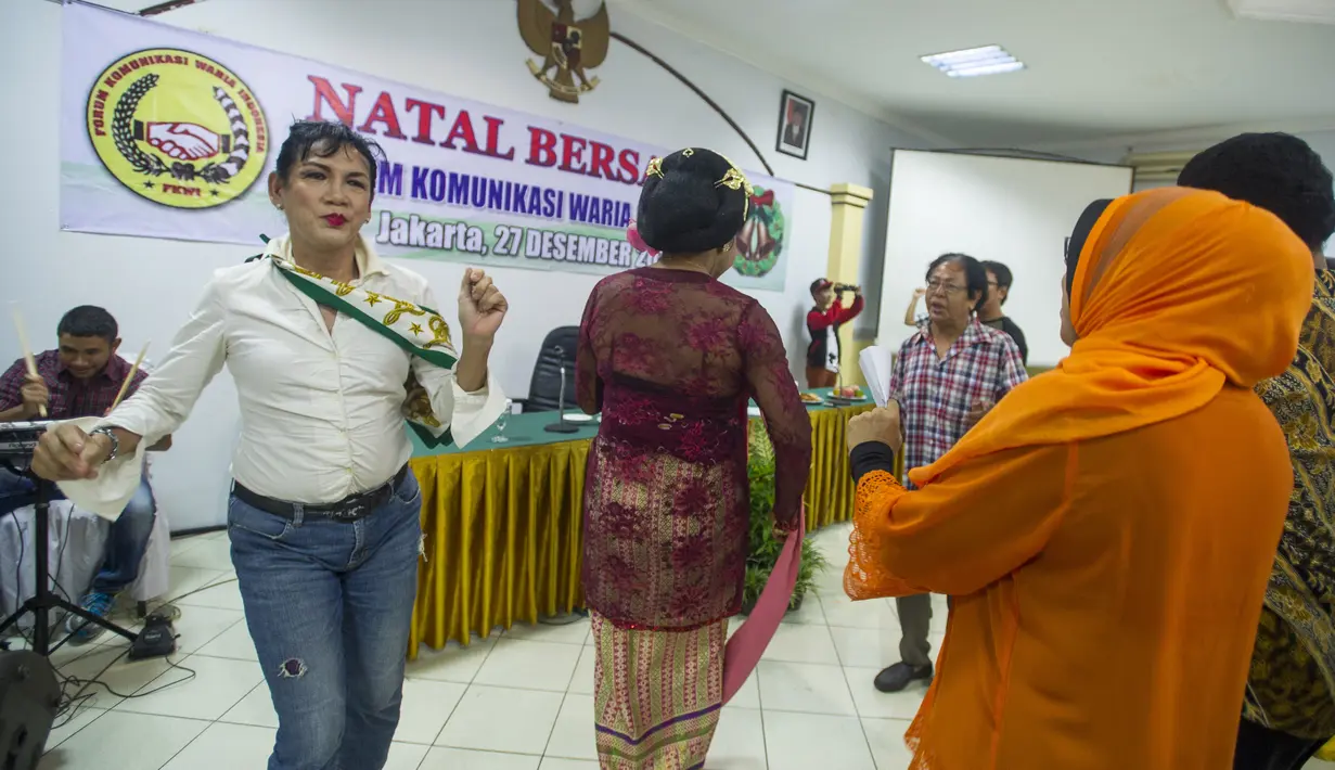 Sejumlah waria yang tergabung dalam Forum Komunikasi Waria Indonesia (FKWI) saat menggelar perayaan Natal Bersama di Jakarta, Sabtu (27/12/2014). (ANTARA FOTO/Ismar Patrizki)