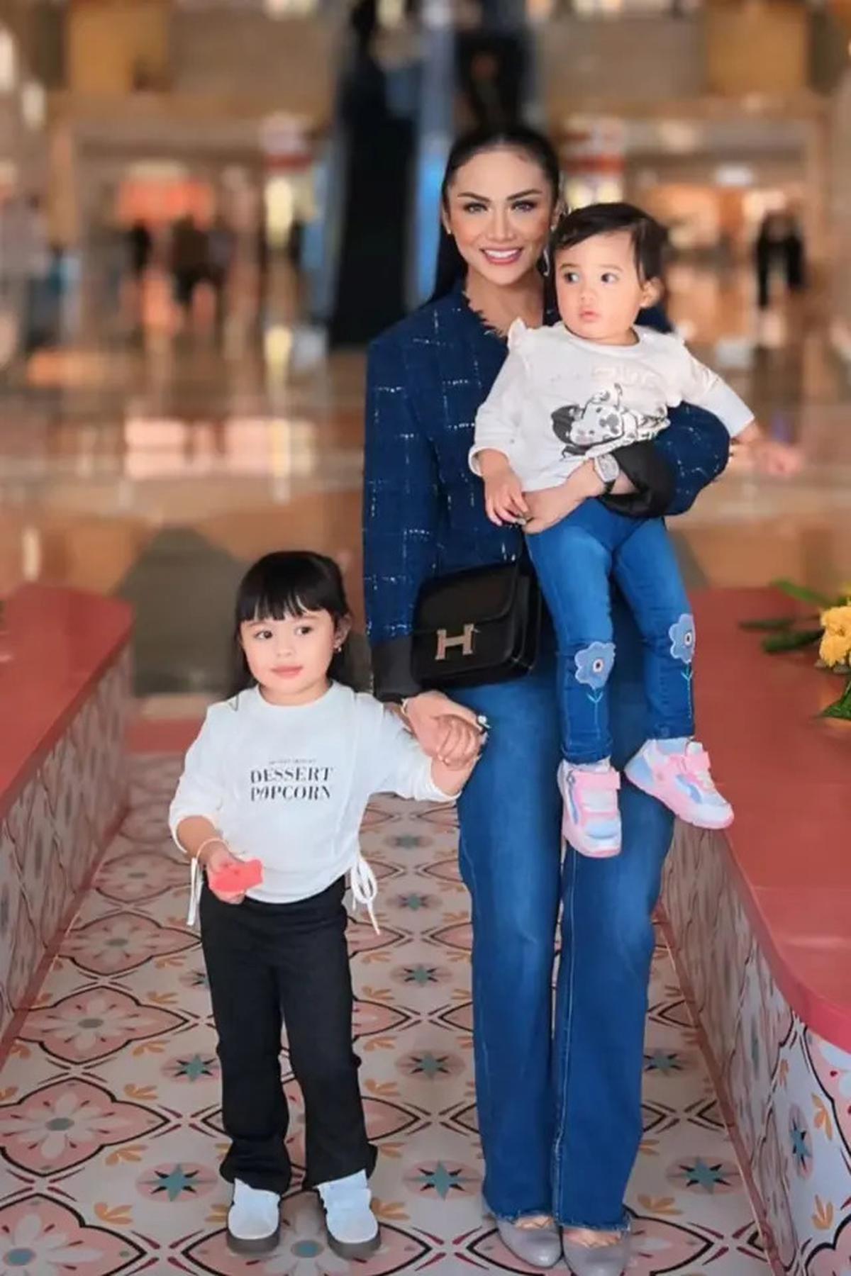 6 Potret Gaya Dua Anak Aurel Hermansyah saat Dimomong Krisdayanti Keliling Jakarta, Ameena Kenakan Dress Rp10 jutaan saat Naik MRT