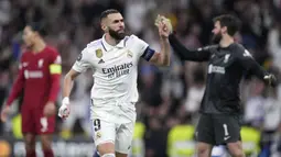 Pemain Real Madrid, Karim Benzema melakukan selebrasi setelah mencetak gol ke gawang Liverpool pada laga 16 besar Liga Champions 2022/2023 yang berlangsung di Santiago Bernabeu, Madrid, Spanyol, Kamis (16/03/2023) WIB. Laga dimenangkan oleh Real Madrid dengan skor 1-0. (AP Photo/Manu Fernandez)