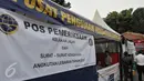 Petugas Dirjen Perhubungan menggelar pemeriksaan kelaikan armada bus yang akan digunakan sebagai angkutan mudik lebaran 2015 di Terminal Pulogadung, Jakarta, Jumat (10/7). (Liputan6.com/Herman Zakharia)