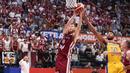 Pebasket Latvia, Davis Bertrans (kiri) berusaha menjangkau bola saat laga Grup L Piala Dunia FIBA 2023 melawan Brasil di Indonesia Arena, Senayan, Jakarta, Minggu (03/09/2023). Latvia menang dengan skor 104-84. (Bola.com/Bagaskara Lazuardi)