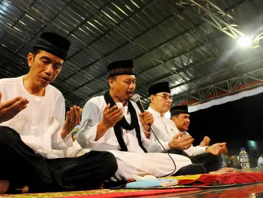 Capres Joko Widodo melakukan doa bersama di Pondok Pesantren Al-Baghdadi, Karawang, Jawa Barat, Jumat (4/7/14). (Liputan6.com/Andrian M Tunay)