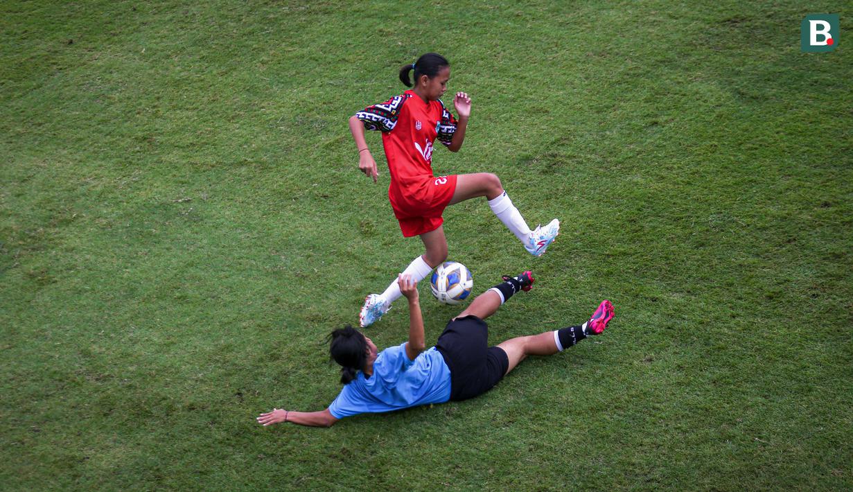Pemain Timnas Indonesia U-20 berebut bola dengan pemain Tim Putri PW Saputra, Subang pada laga uji coba untuk persiapan Kalifikasi Piala Asia Wanita U-20 2023 yang berlangsung di Lapangan A, Kompleks Stadion Utama Gelora Bung Karno (SUGBK), Senayan, Jakarta, Kamis (02/03/2023). (Bola.com/Bagaskara Lazuardi)