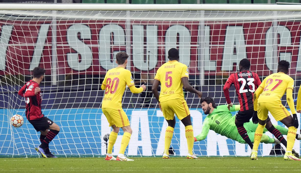 Rossoneri tampil ngotot sejak awal pertandingan karena wajib menang. Bahkan, mereka mampu membuka keungulan terlebih dahulu di menit ke-29 lewat Fikayo Tomori (kanan kedua). Ia berhasil memanfaatkan kesalahan Alisson usai gagal menangkap bola dengan baik. (AP/Luca Bruno)