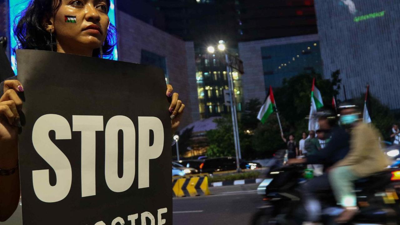 Aktivis Greenpeace&nbsp;Indonesia  menggelar aksi solidaritas untuk Palestina di kawasan Bundaran HI, Jakarta, Jumat (3/11/2023). Aksi ini digelar sebagai bentuk dukungan kepada rakyat Palestina yang menghadapi serangan-serangan brutal Israel.<br>