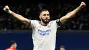 Karim Benzema menjadi pemain pertama yang mampu mencetak hattrick di Liga Spanyol musim ini. Ia melakukan hal tersebut saat Real Madrid mengalahkan Celta Vigo 5-2 pada laga pekan keempat. Selain itu, Benzema juga tercatat sebagai top skor sementara dengan torehan 15 gol. (AFP/Pierre-Philippe Marcou)