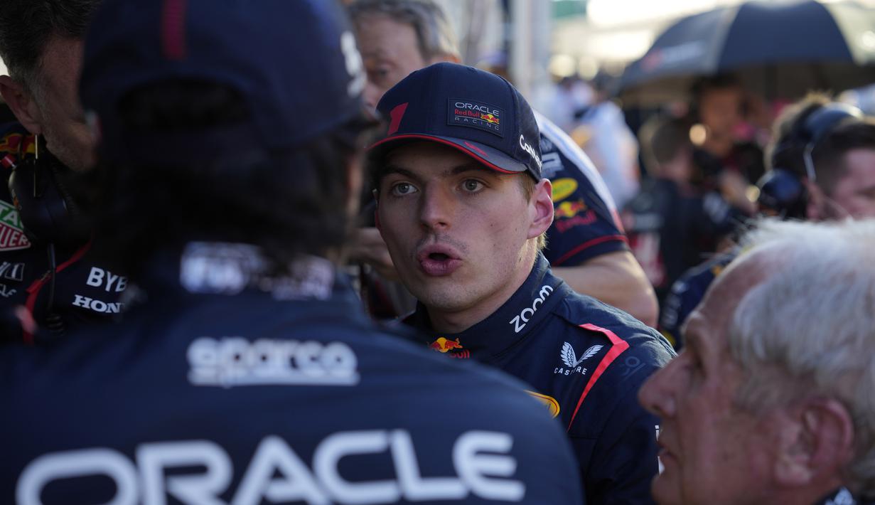 Pembalap Red Bull Racing, Max Verstappen, berbincang dengan timnya saat diberlakukan red flag yang ketiga kalinya dalam balapan Formula 1 GP Australia di Sirkuit Albert Park, Melbourne, pada Minggu (2/4/2023). (AP/Pool/Simon Baker)