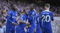 Para pemain Chelsea&nbsp;merayakan gol Cole Palmer ke gawang Burnley pada lanjutan Liga Inggris 2023/2024 di Stamford Bridge, Sabtu (30/3/2024) malam WIB. (AP Photo/Kin Cheung)