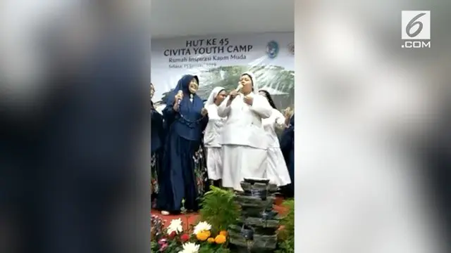 Warganet dihebohkan dengan beredarnya video grup kasidah yang bernyanyi bareng suster gereja. Video ini pun menuai banyak komentar.
