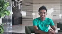 Bayu Pradana tiba di Yogyakarta bersama rekan setimnya di Mitra Kukar, Septian David Maulana, dengan menaiki mobil dari Salatiga. (Bola.com/Romi Syahputra)