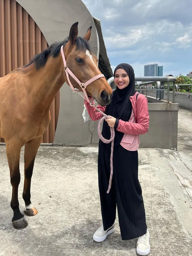 Zaskia Sungkar Rawat Kuda Baru