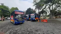 Pemkot Solo menyiapkan lima bus untuk menjemput pemudik yang akan di karantina. Pelepasan bus itu dilakukan Wali Kota Solo FX Hadi Rudyatmo di Balai Kota Solo, Jumat (3/4).(Liputan6.com/Fajar Abrori)
