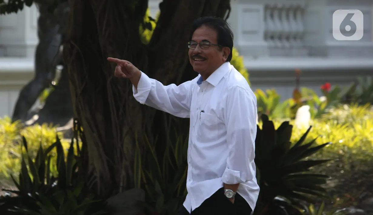 Menteri Agraria dan Tata Ruang Sofyan Djalil tiba di Istana, Jakarta, Selasa (22/10/2019). Sofyan melempar senyum kepada media jelang wawancara calon menteri Kabinet Kerja Jilid II bersama Presiden Joko Widodo. (Liputan6.com/Angga Yuniar)